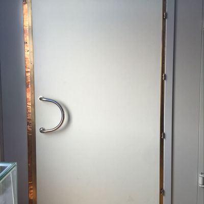 Cửa được bảo vệ RF màu trắng với phạm vi tần số 10 KHz 18 GHz và độ dày tiêu chuẩn hoặc tùy chỉnh 65mm cho bảo vệ điện từ