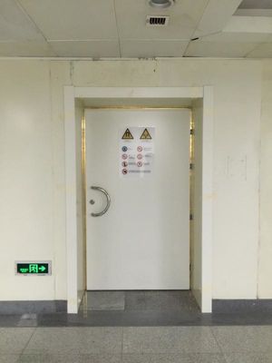 Kích thước tùy chỉnh Cửa phòng MRI được bảo vệ bằng RF với cách ly 100dB và dải tần số 10-130 MHz có con dấu từ tính