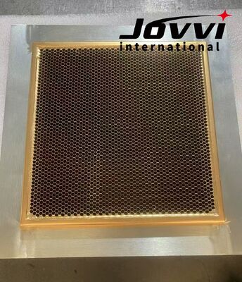 Cấu trúc dẫn sóng ruồi mật ong Cửa sổ dẫn sóng được thiết kế với vỏ lồng Faraday bảo vệ đảm bảo hiệu suất trong hệ thống RF và vi sóng